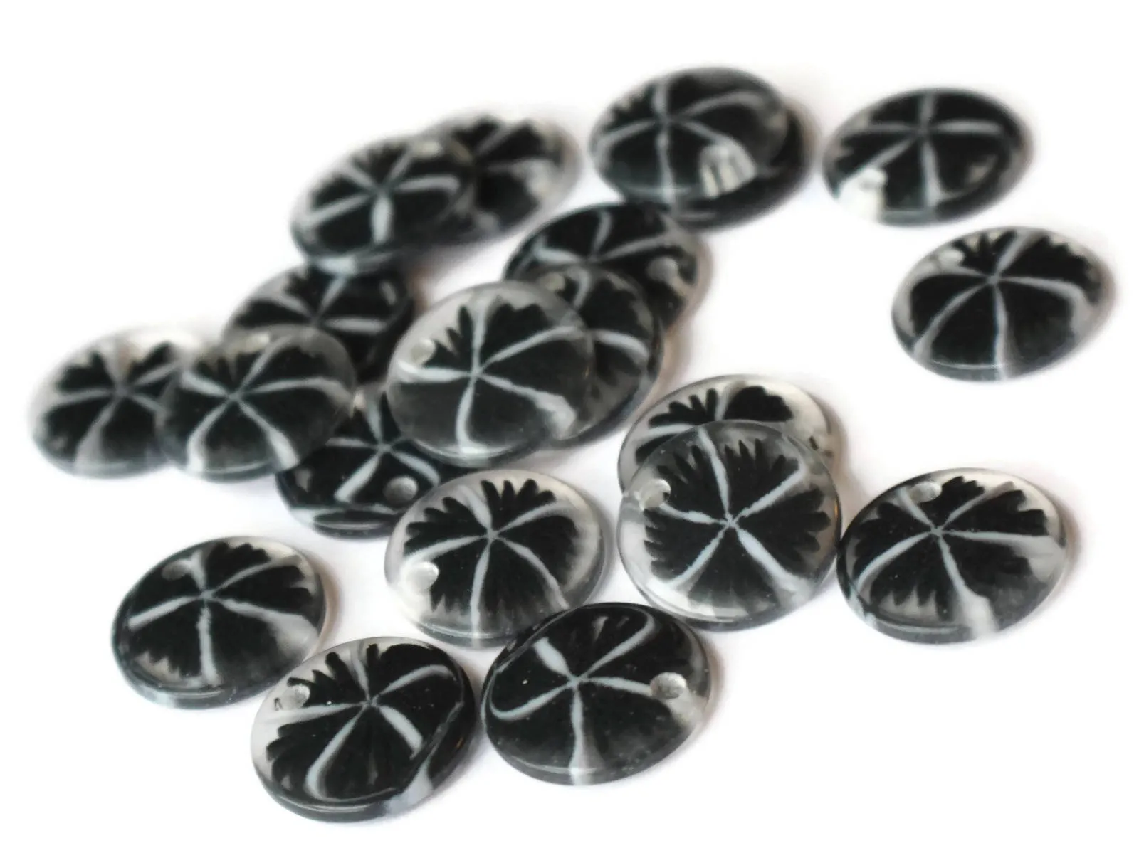 20 15mm Resin Black Flower Charms Clear Plastic Pendants Drop Beads Flat Round Sun Burst Charms