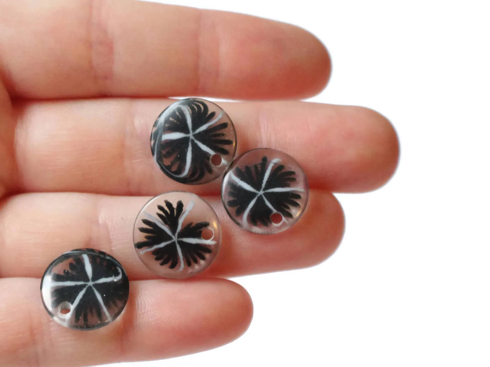 20 15mm Resin Black Flower Charms Clear Plastic Pendants Drop Beads Flat Round Sun Burst Charms