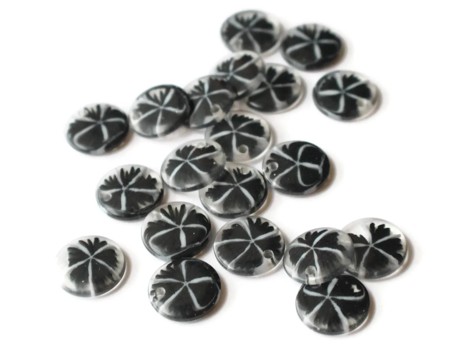 20 15mm Resin Black Flower Charms Clear Plastic Pendants Drop Beads Flat Round Sun Burst Charms