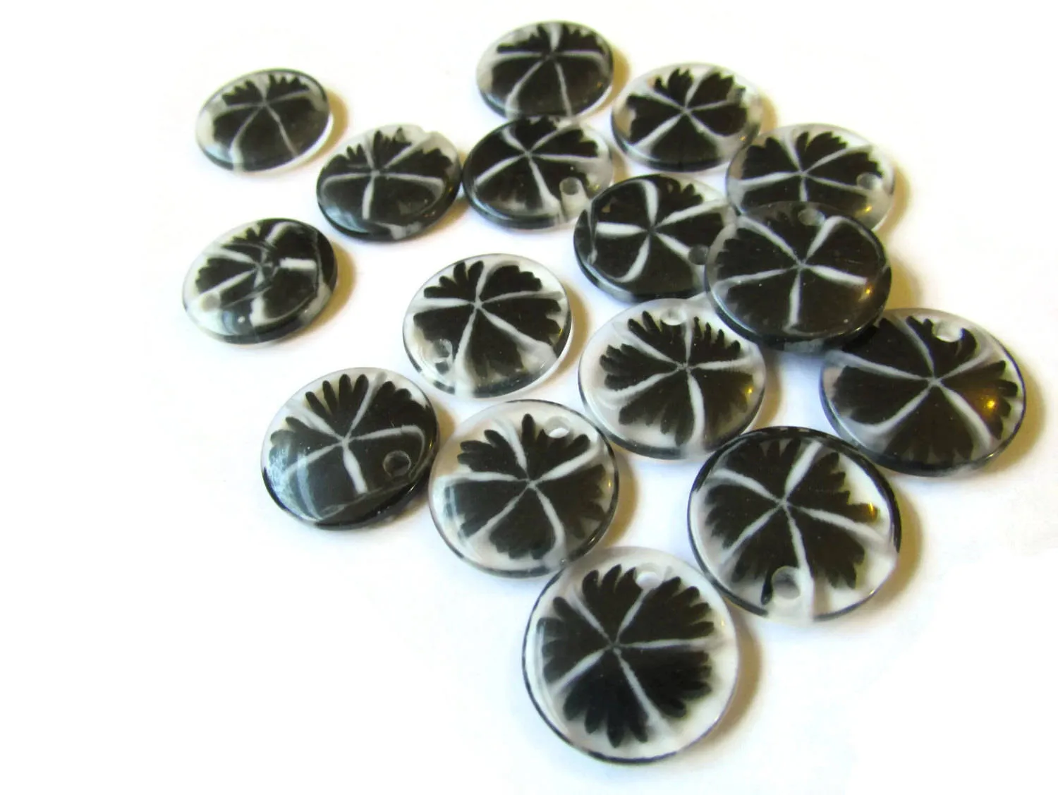 20 15mm Resin Black Flower Charms Clear Plastic Pendants Drop Beads Flat Round Sun Burst Charms