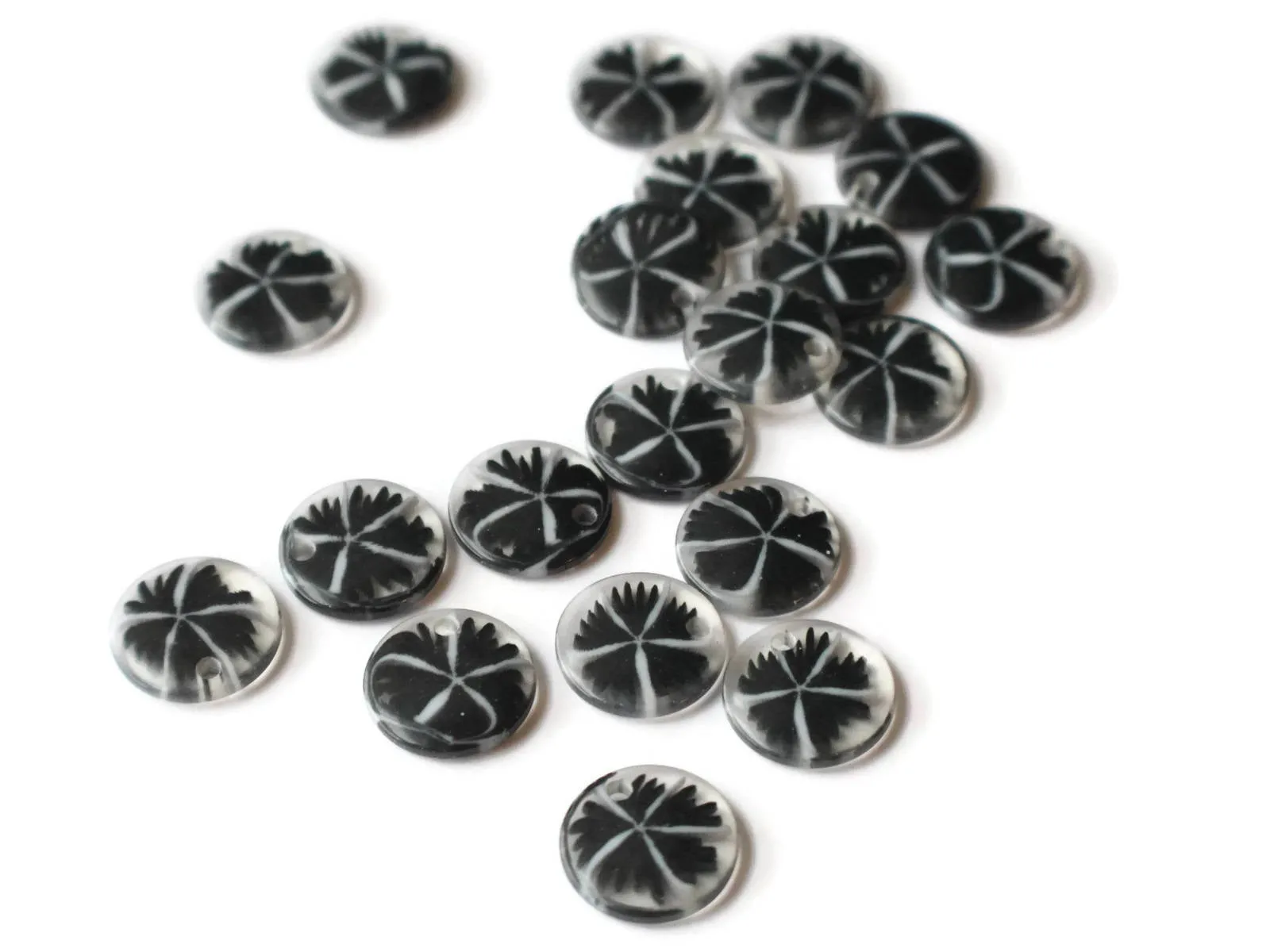 20 15mm Resin Black Flower Charms Clear Plastic Pendants Drop Beads Flat Round Sun Burst Charms